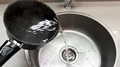 Haben Sie kochendes Wasser in das Waschbecken gegossen? Erfahren Sie, welche Folgen das für Ihre Rohrleitungen haben kann
